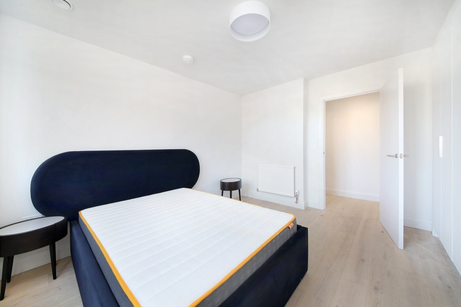 Flat Clapham High Street in Greater London