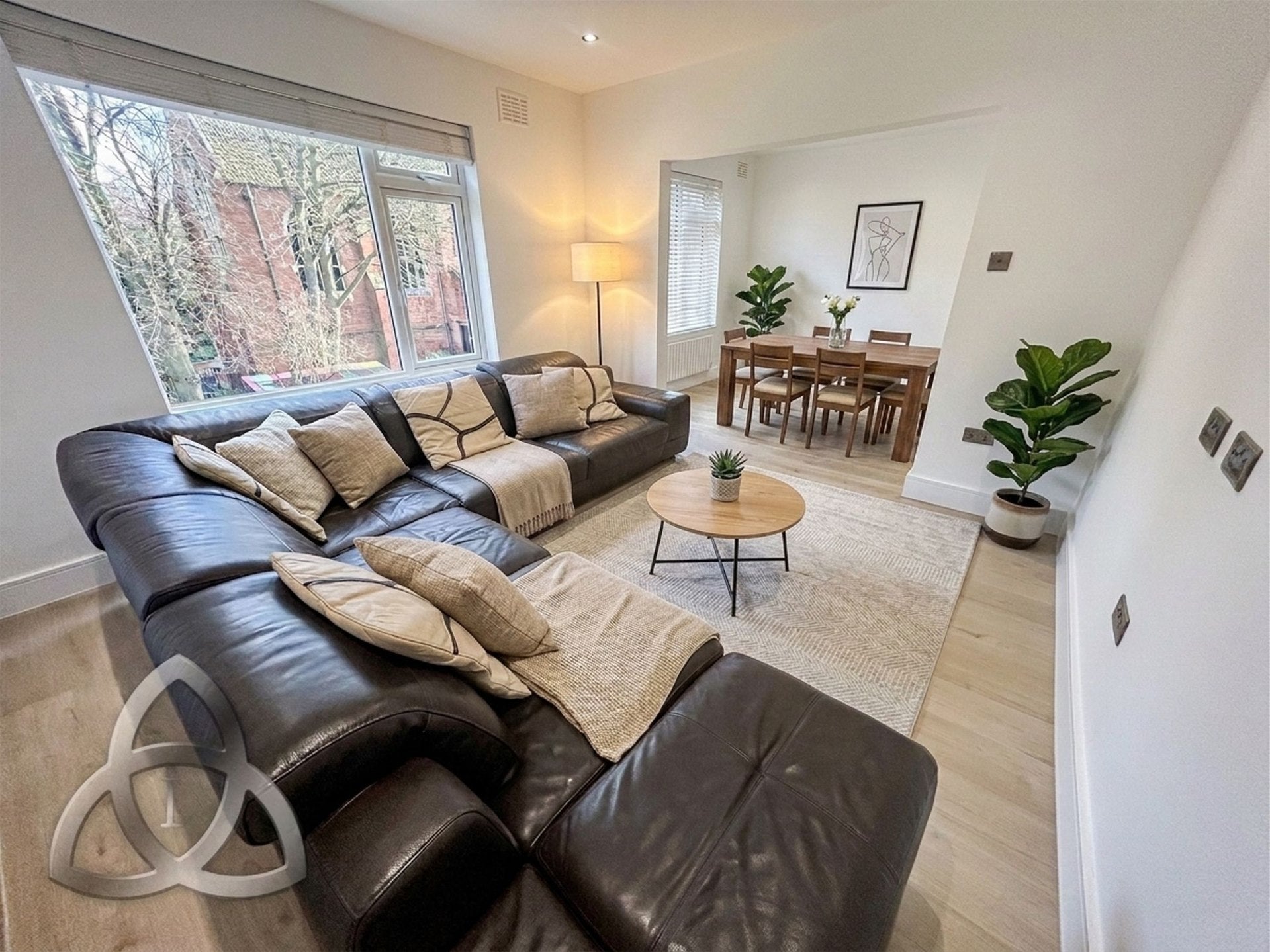 Flat Kidderpore Avenue in Greater London
