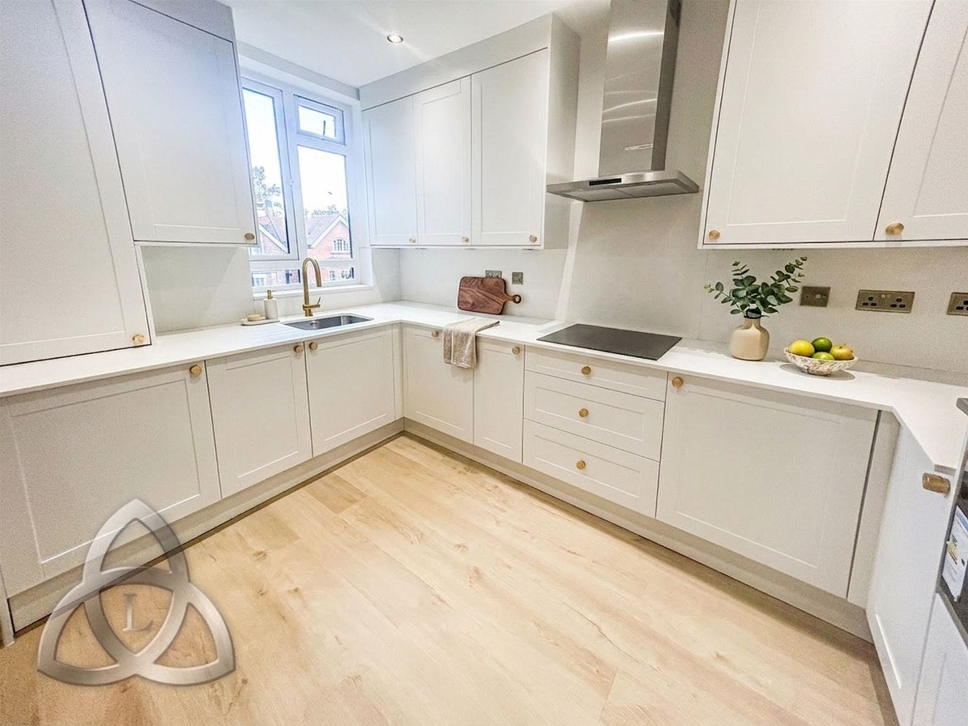 Flat Kidderpore Avenue in Greater London