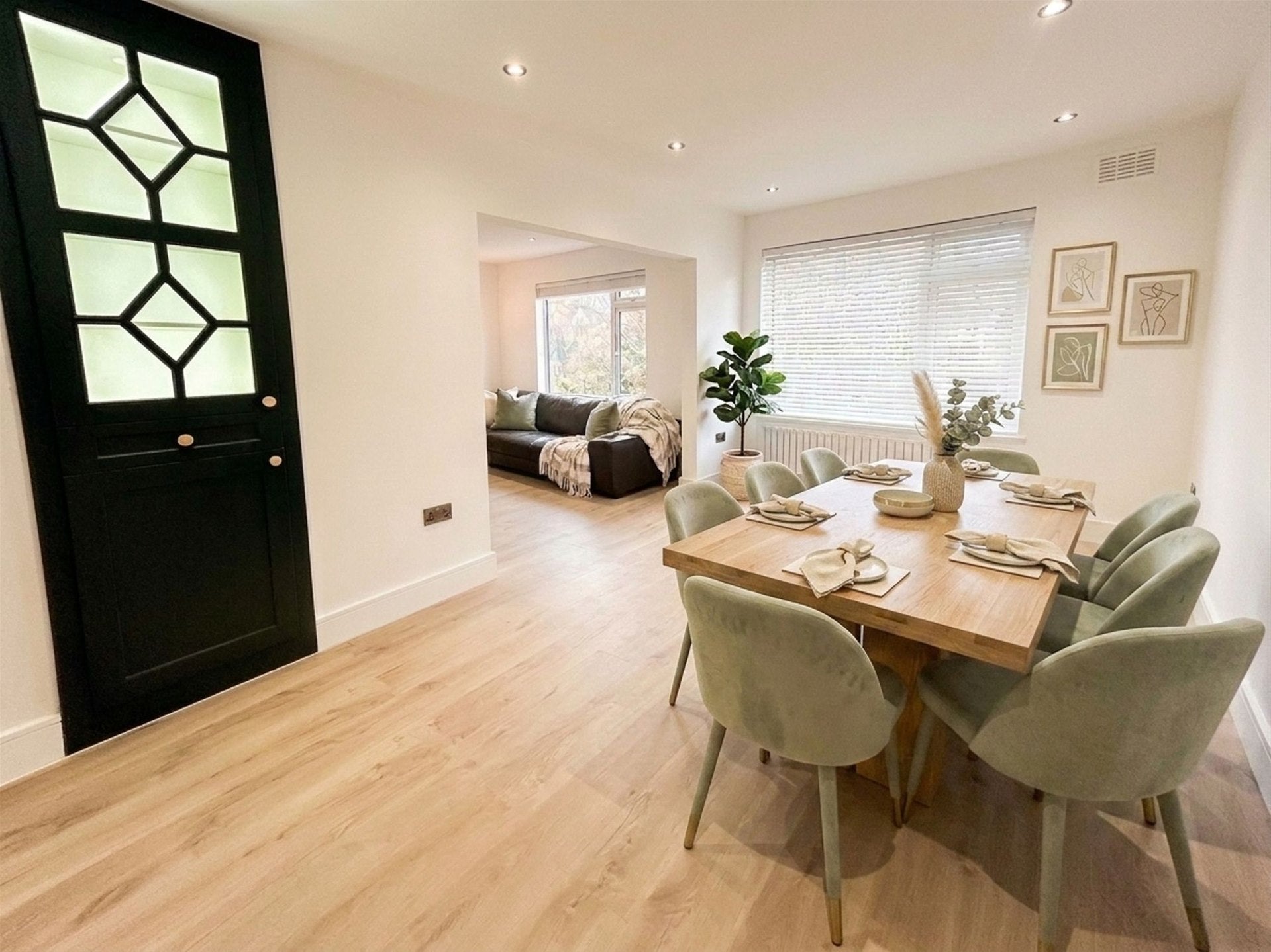 Flat Kidderpore Avenue in Greater London