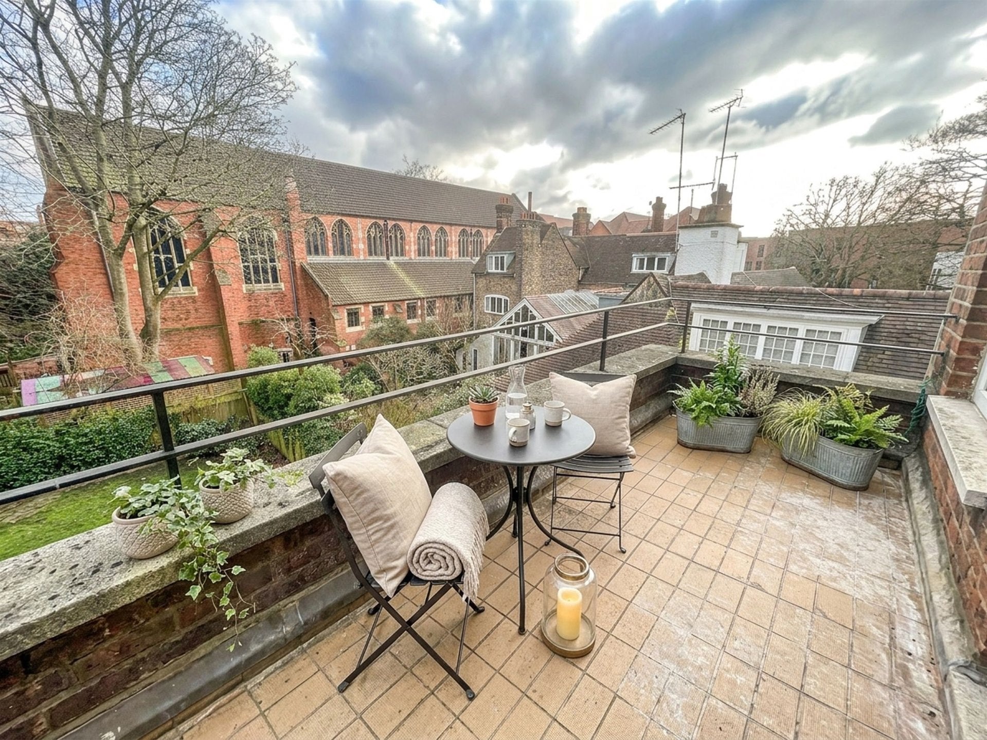 Flat Kidderpore Avenue in Greater London