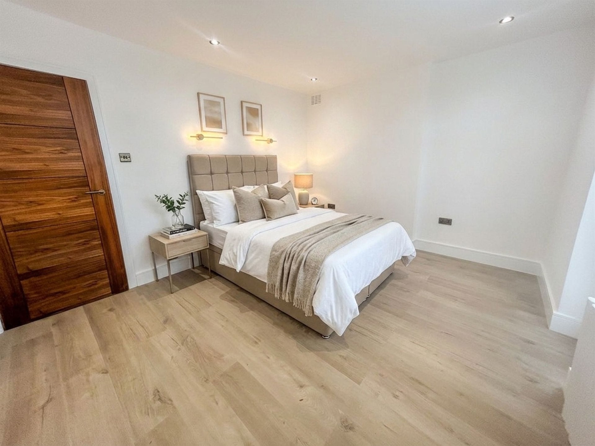 Flat Kidderpore Avenue in Greater London