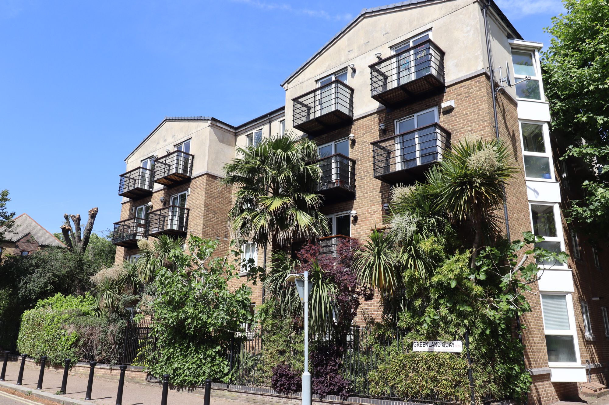 Flat Greenland Quay in Greater London