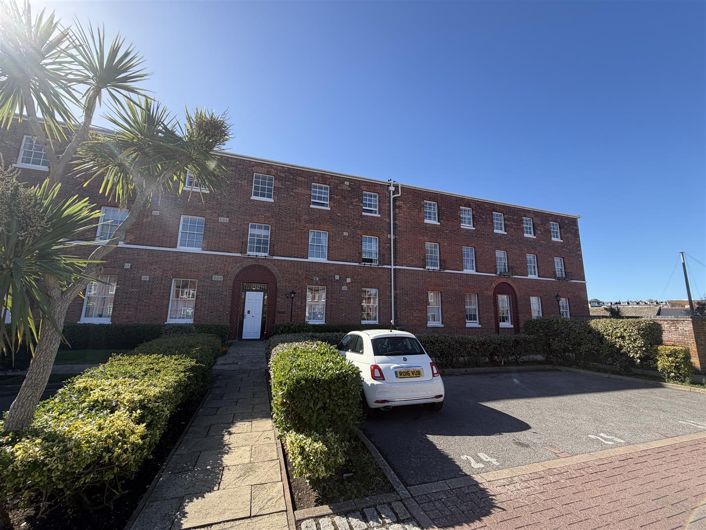 Flat Wellington Court in Weymouth
