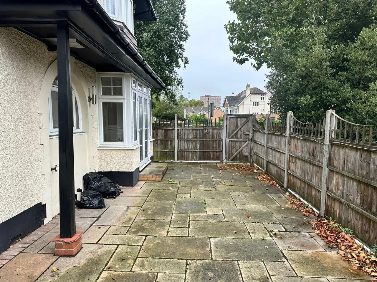 Flat Hillcroome Road in Greater London