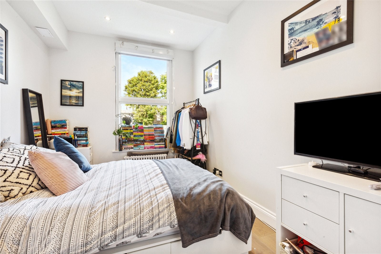 Flat Gloucester Road in Greater London