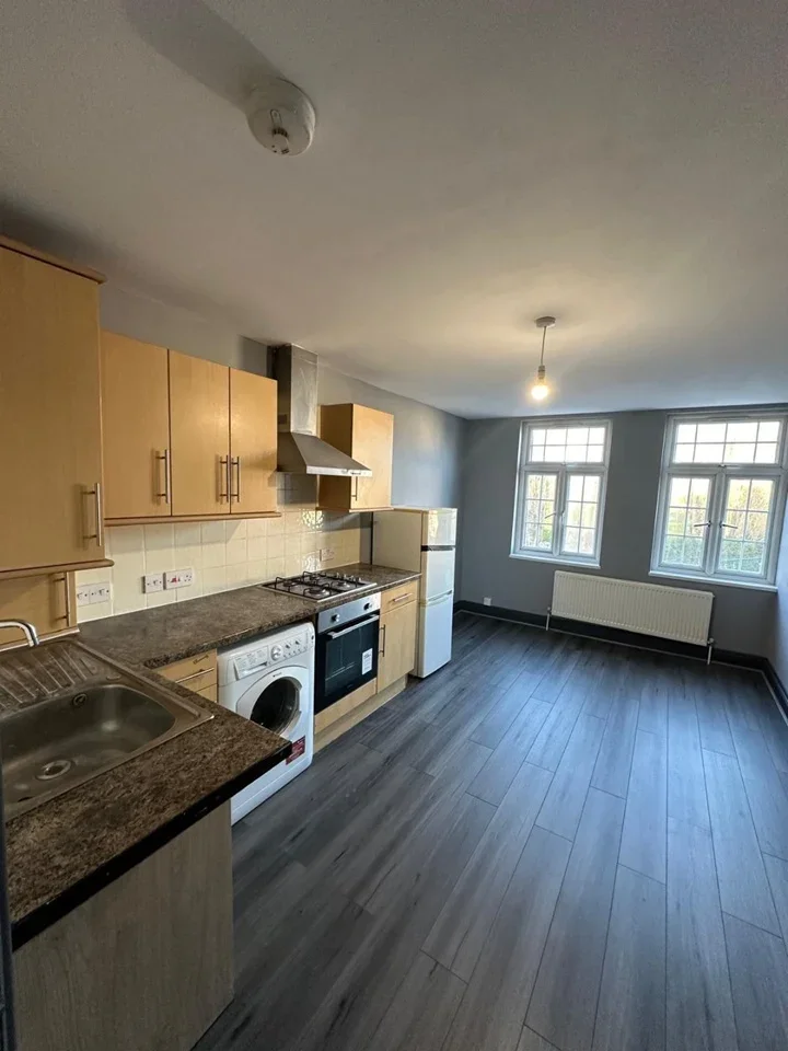 Flat Whitefoot Lane in Greater London