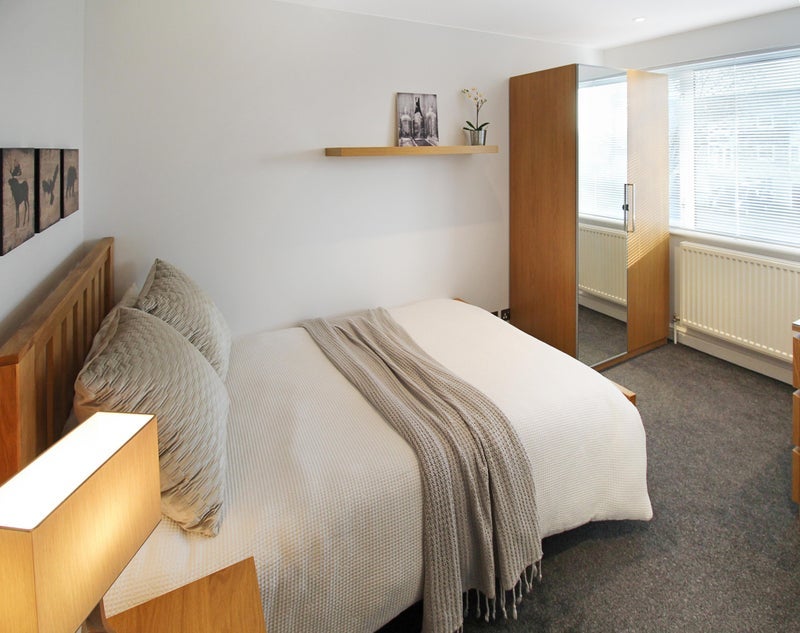Room Farmleigh Close in Crawley