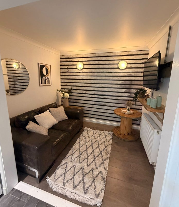 Room Farmleigh Close in Crawley