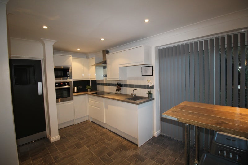 House Farmleigh Close in Crawley