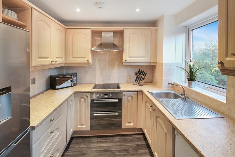 House Farmleigh Close in Crawley