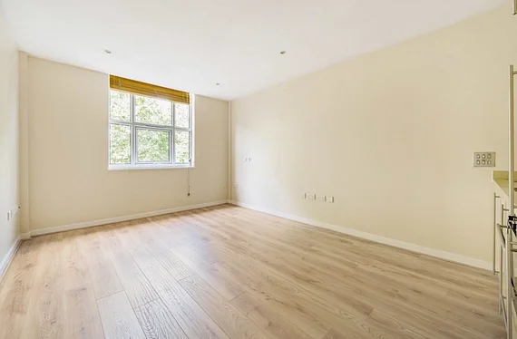 Flat Third Avenue in Greater London