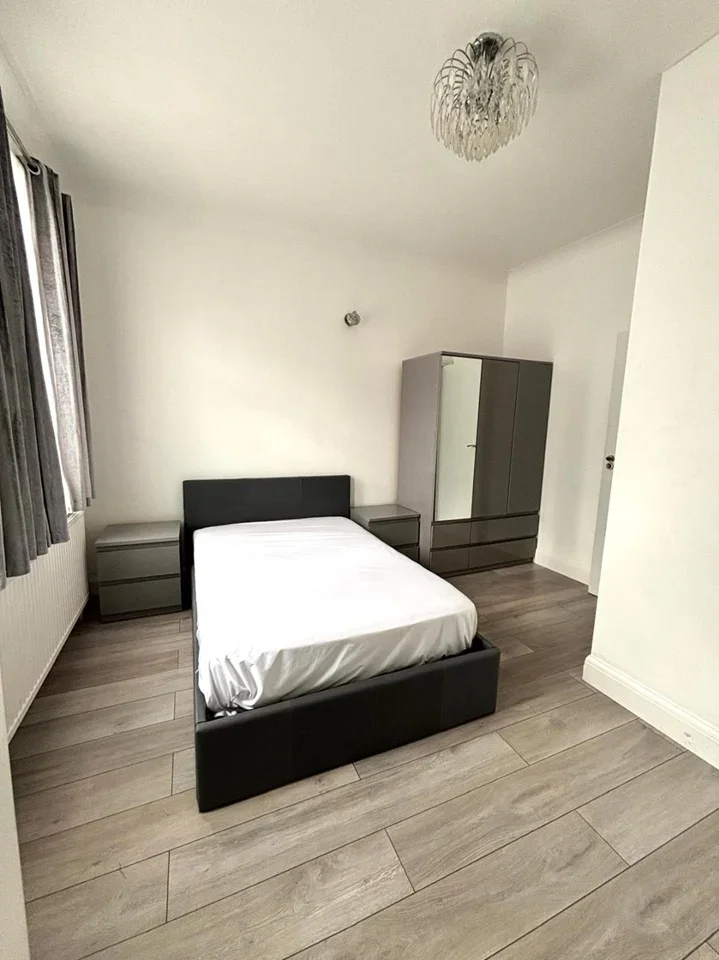 Room Brenthurst Road in Greater London