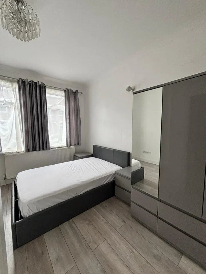 Room Brenthurst Road in Greater London