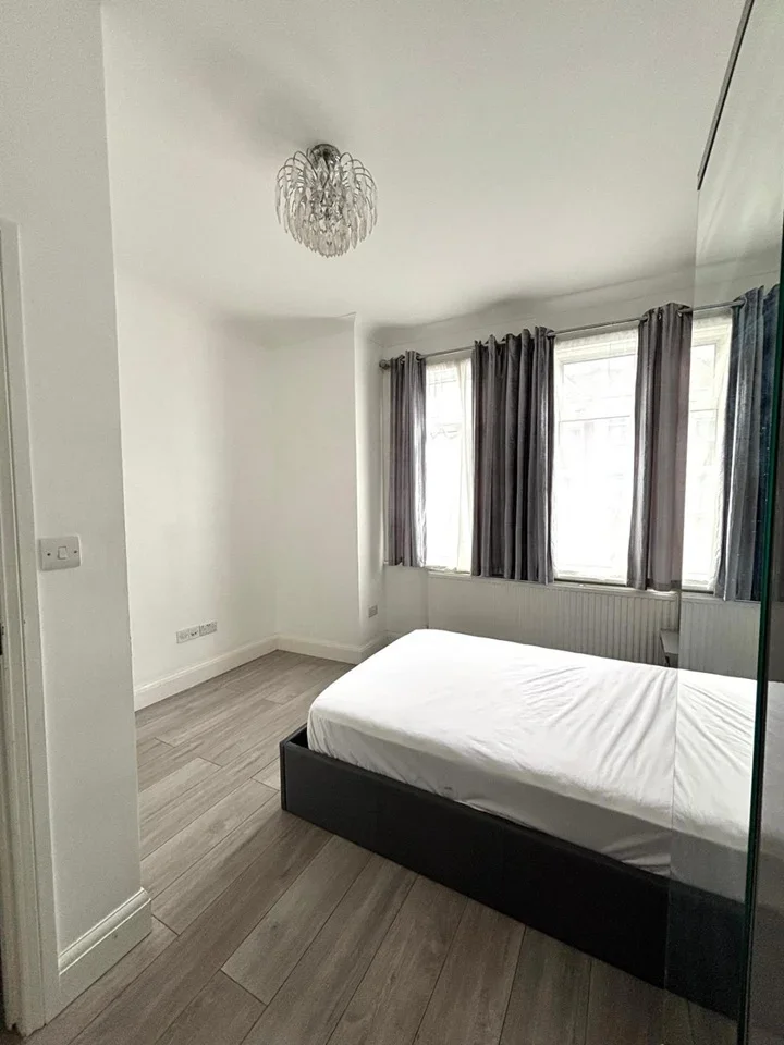 Room Brenthurst Road in Greater London