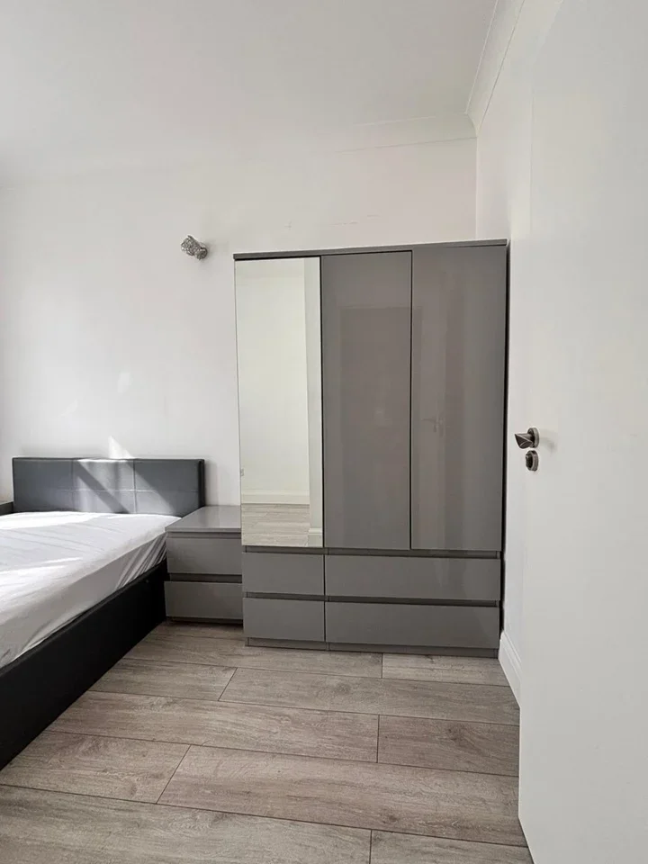 Room Brenthurst Road in Greater London