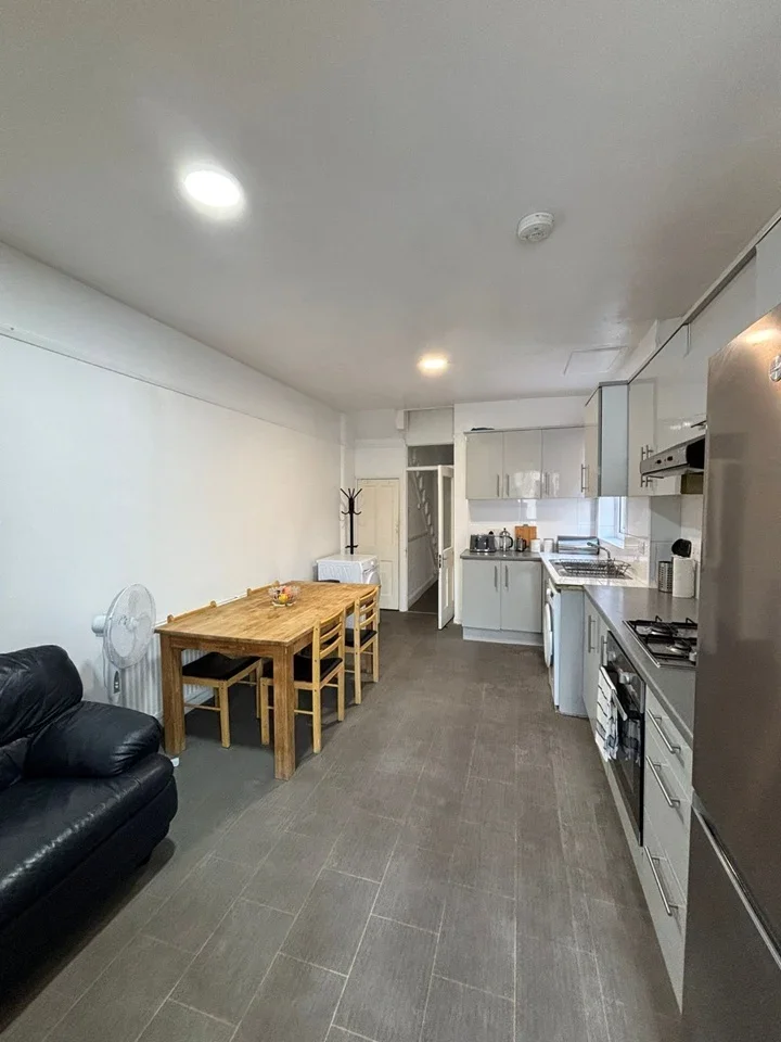 Room Brenthurst Road in Greater London