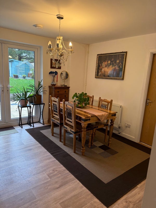 Room Wainwrights in Crawley