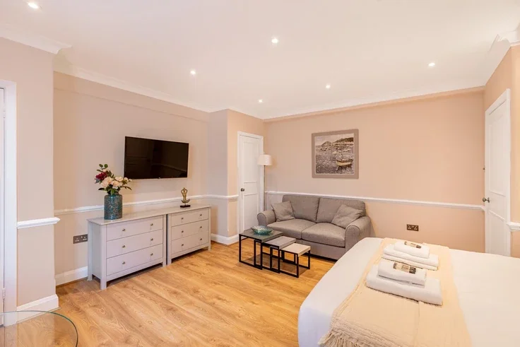 Flat Sloane Avenue in Greater London