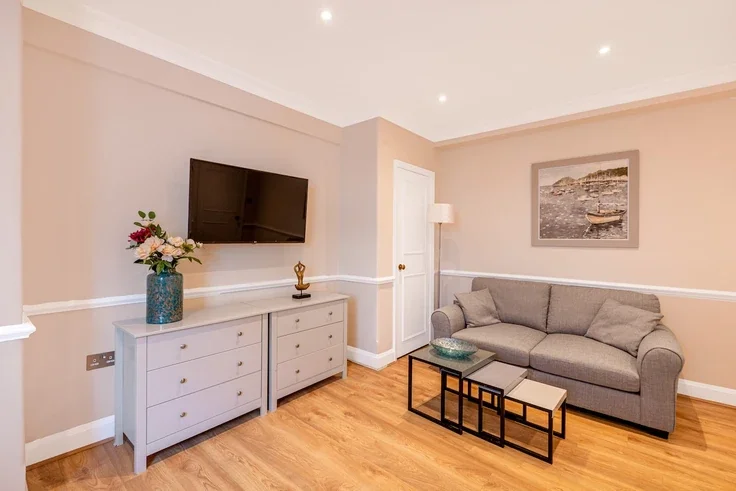 Flat Sloane Avenue in Greater London