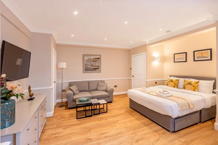 Flat Sloane Avenue in Greater London
