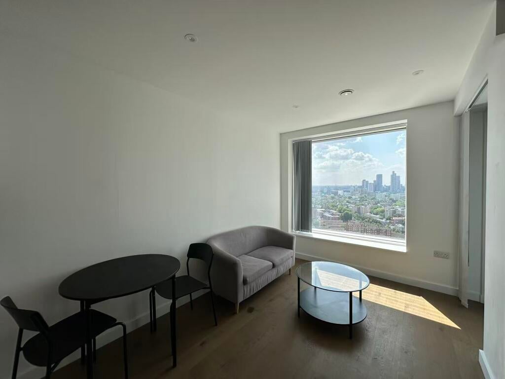 Flat Deacon Street in Greater London