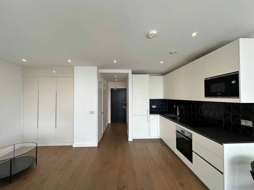 Flat Deacon Street in Greater London