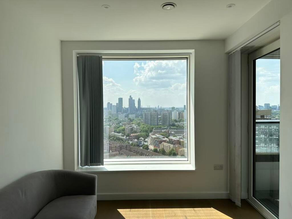 Flat Deacon Street in Greater London