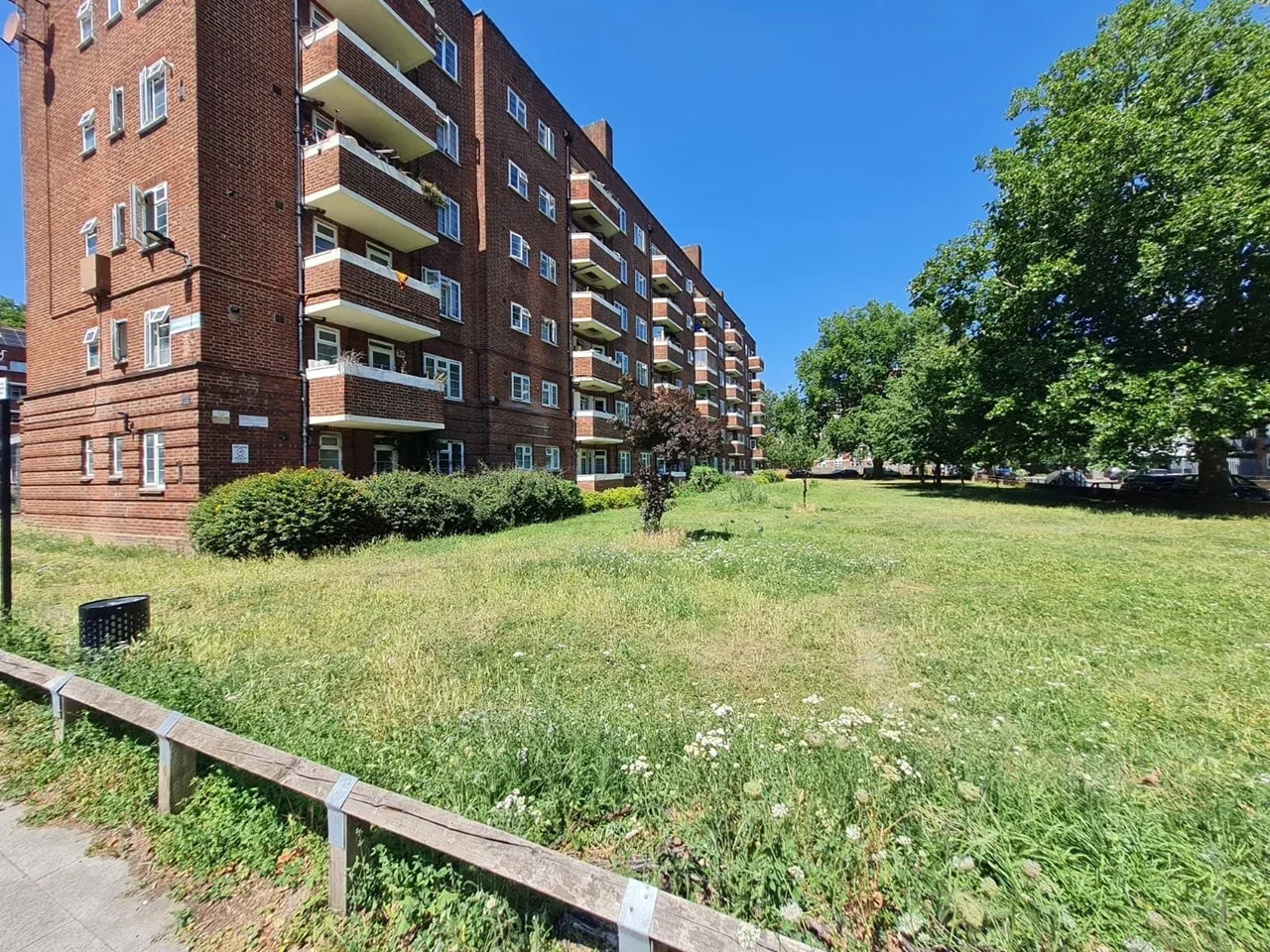 Flat Sherrin Road in Greater London