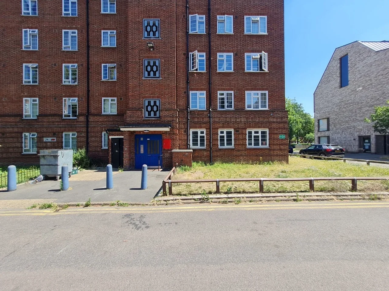 Flat Sherrin Road in Greater London