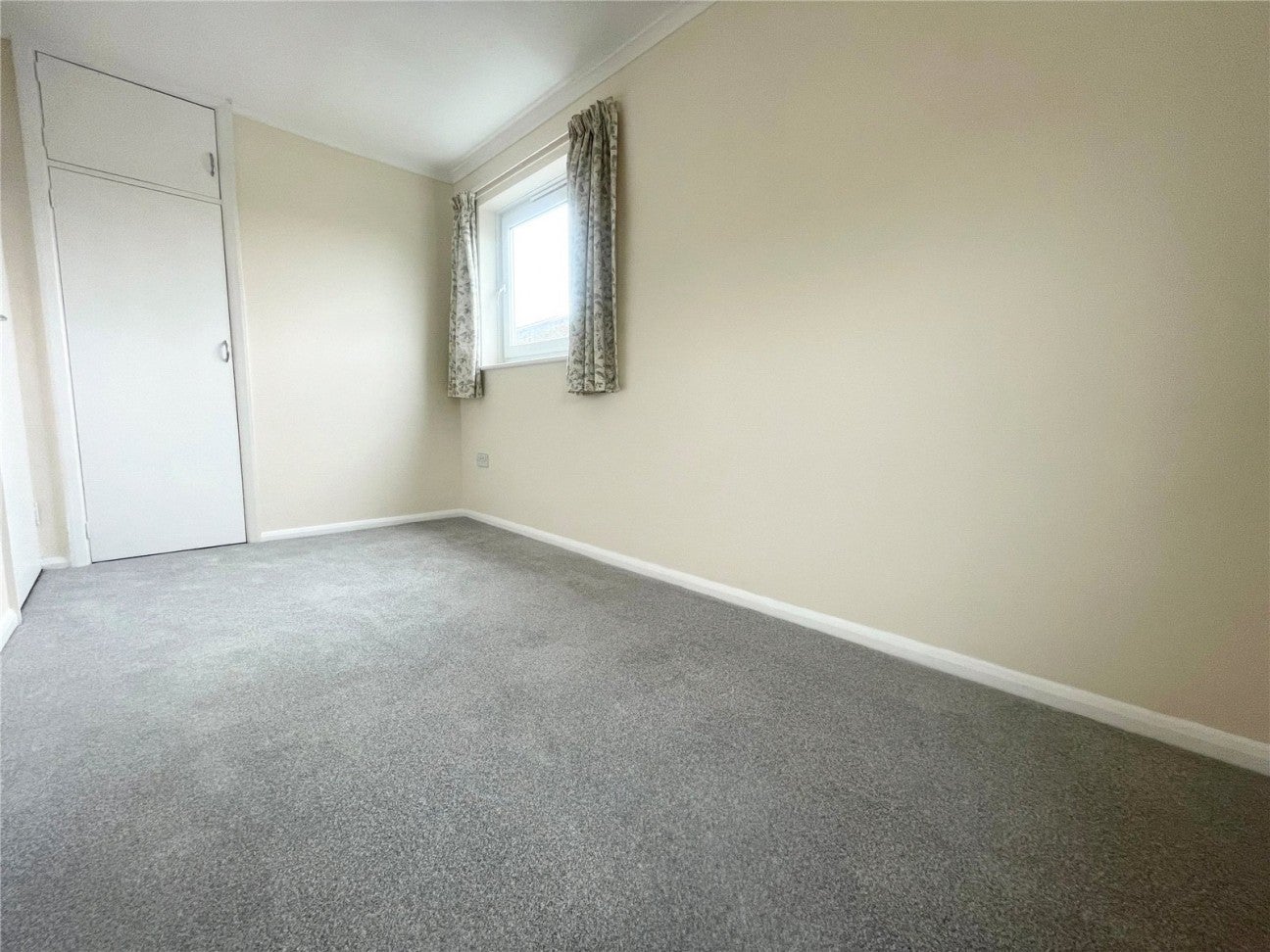 Flat New Road in Arun