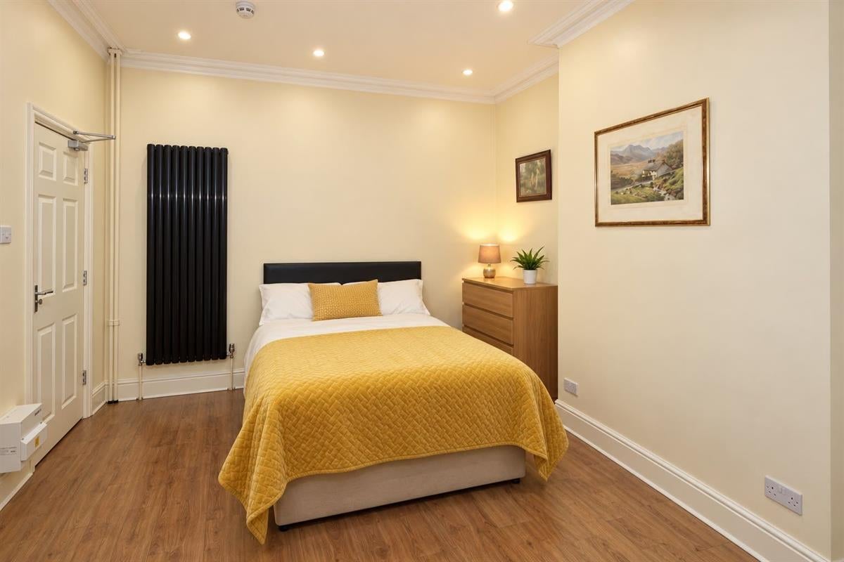 Room Carlton Road in Salford