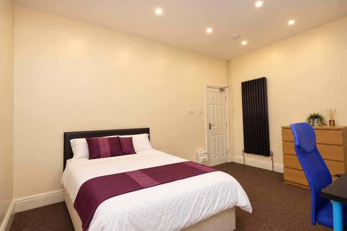 Room Carlton Road in Salford