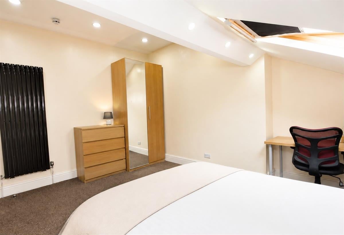 Room Carlton Road in Salford