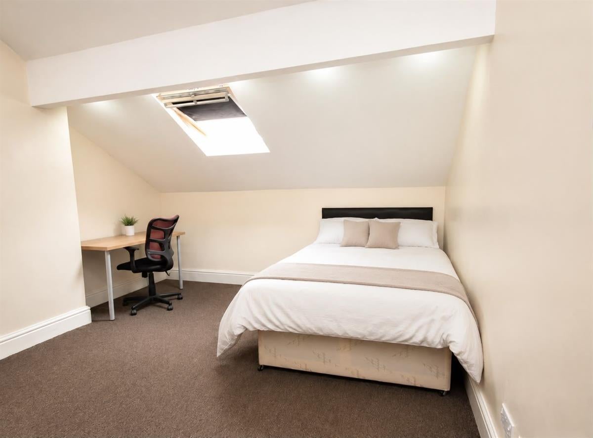 Room Carlton Road in Salford