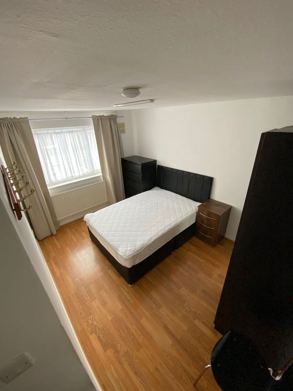 Flat Kennard Road in Greater London