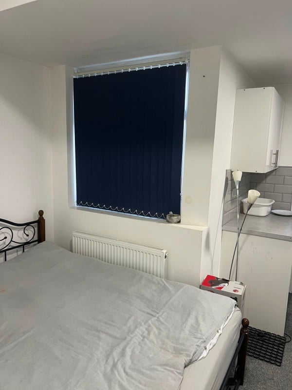 Room Bearwood Road in Sandwell