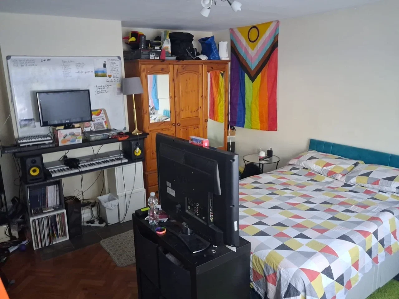 Room Roundhay Close in Greater London