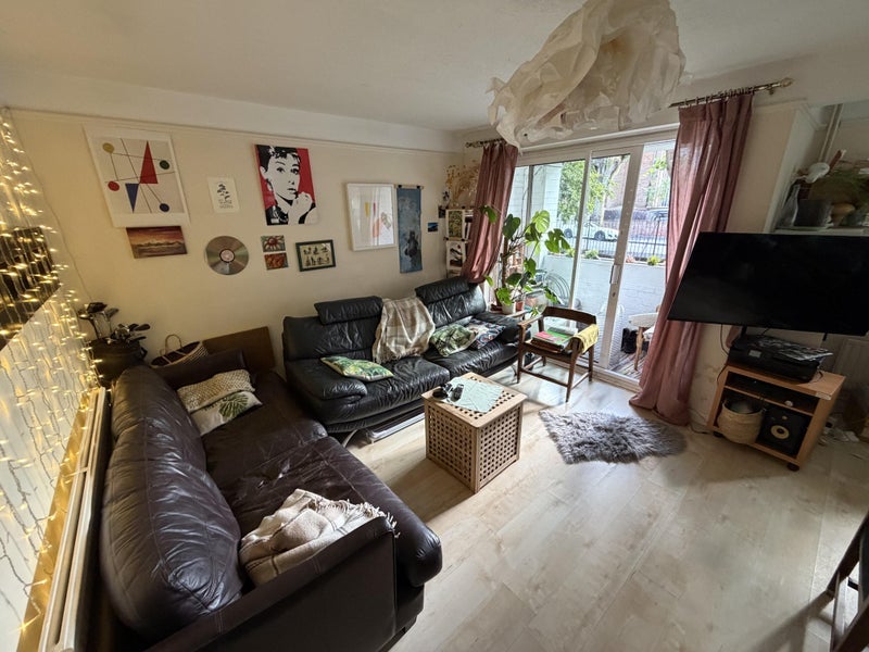 Room Southwark Park Road in Greater London