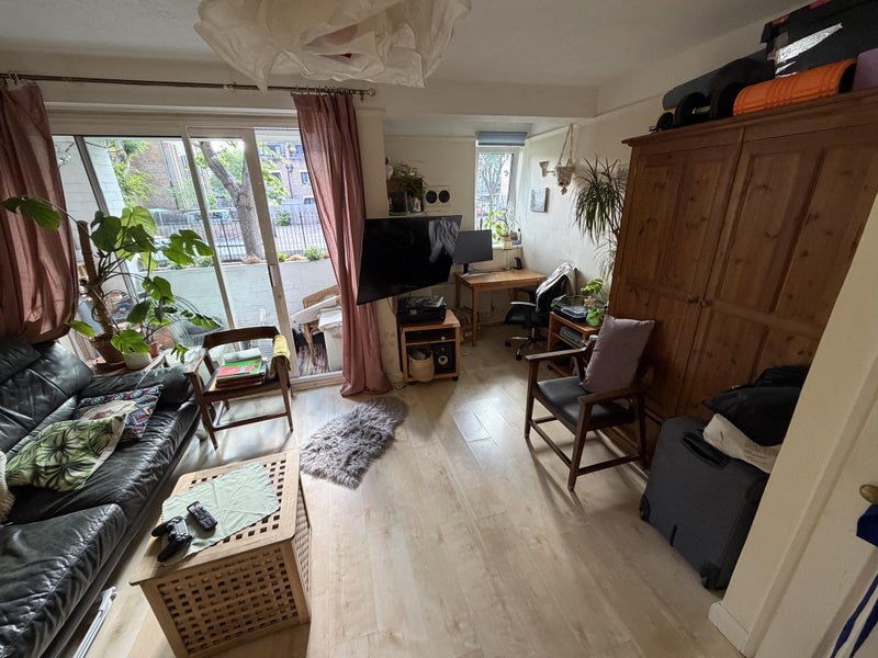 Room Southwark Park Road in Greater London