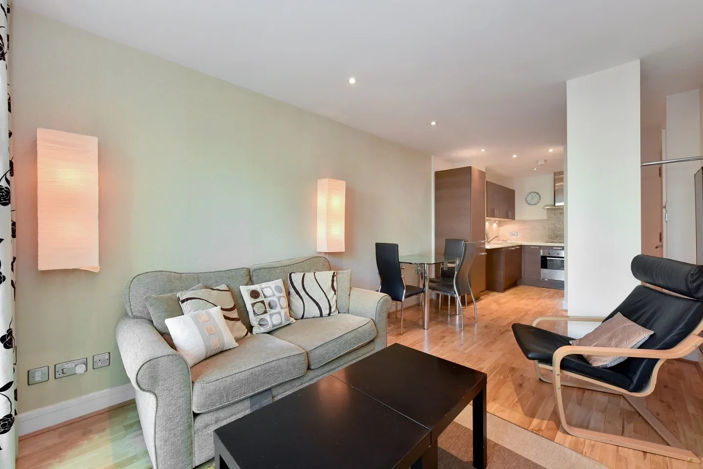 Flat Albert Embankment in Greater London
