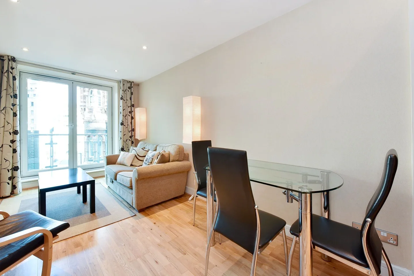 Flat Albert Embankment in Greater London