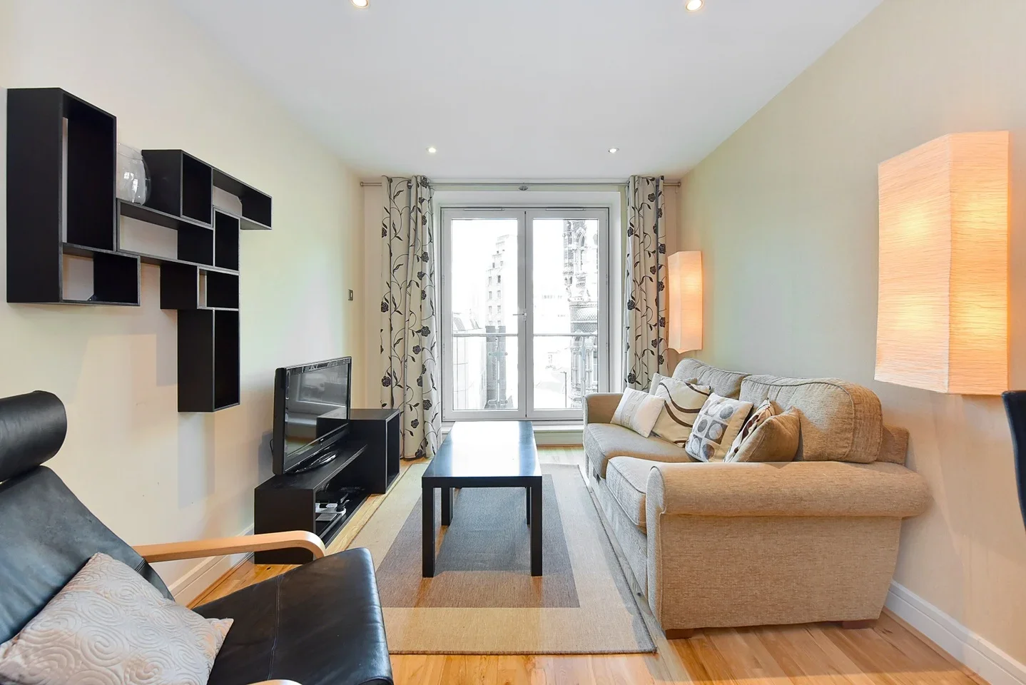 Flat Albert Embankment in Greater London