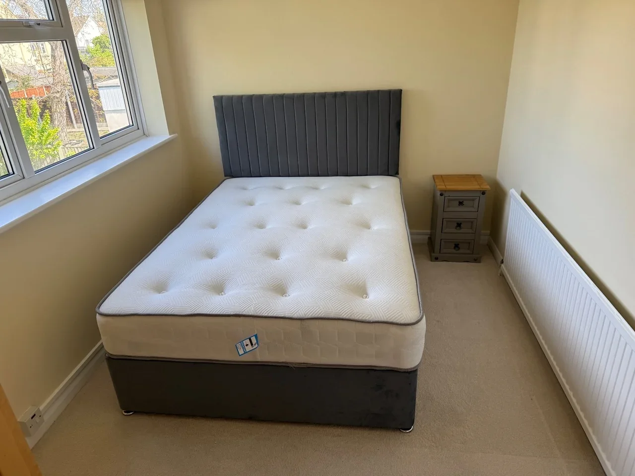 Room Albert Street in Brentwood
