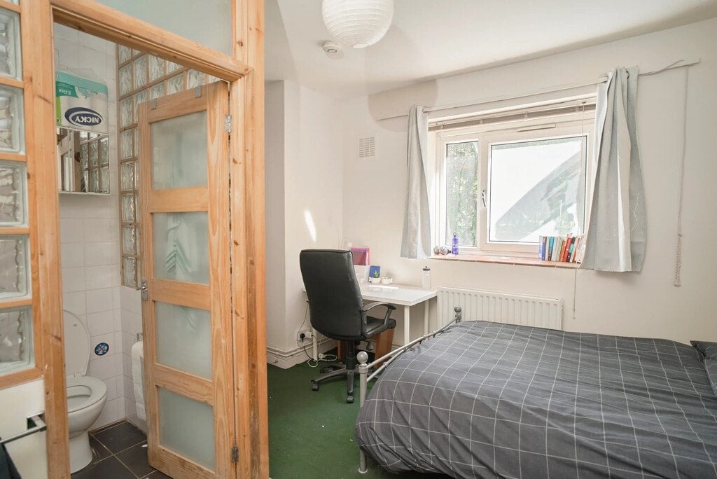 Room Walter Street in Greater London