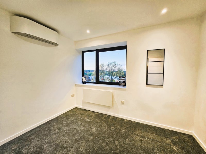 Room Hubert Road in Brentwood
