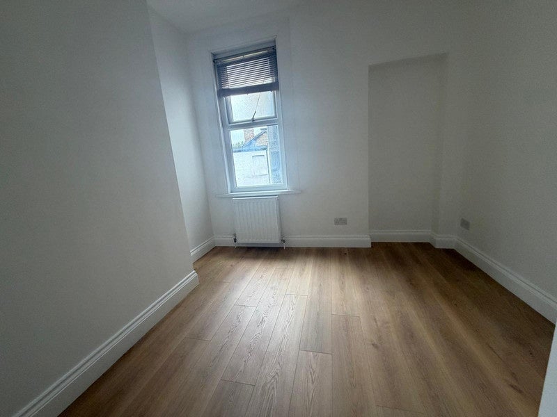 Flat Lower Addiscombe Road in Greater London