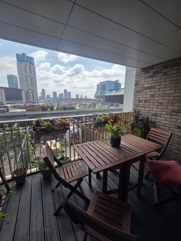 Room Forrester Way in Greater London