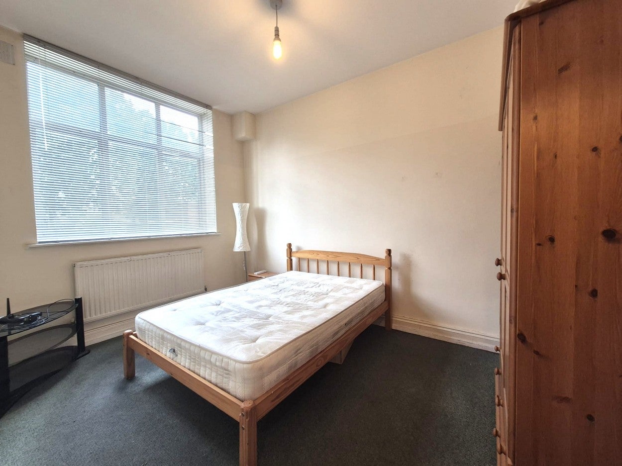 Flat Lewisham Way in Greater London