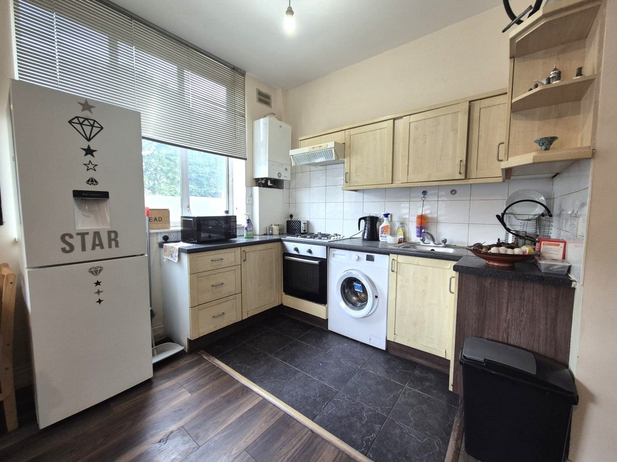 Flat Lewisham Way in Greater London